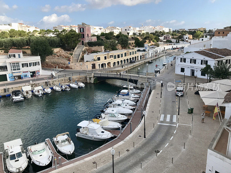 西班牙——Menorca - Ciutadella de Menorca——位于Ciutadella老城和港口的小街道